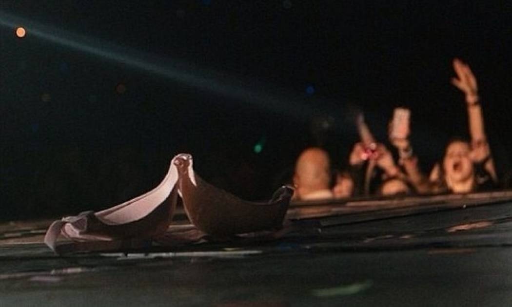 Οι θαυμάστριές του πέταξαν σουτιέν στη σκηνή!