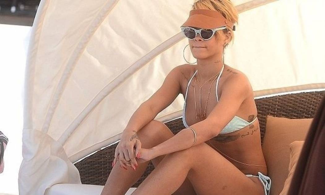 Έξαλλη η Rihanna: «Είμαι φυλακισμένη σαν ένα γ@μ@μ@νο ζώο»