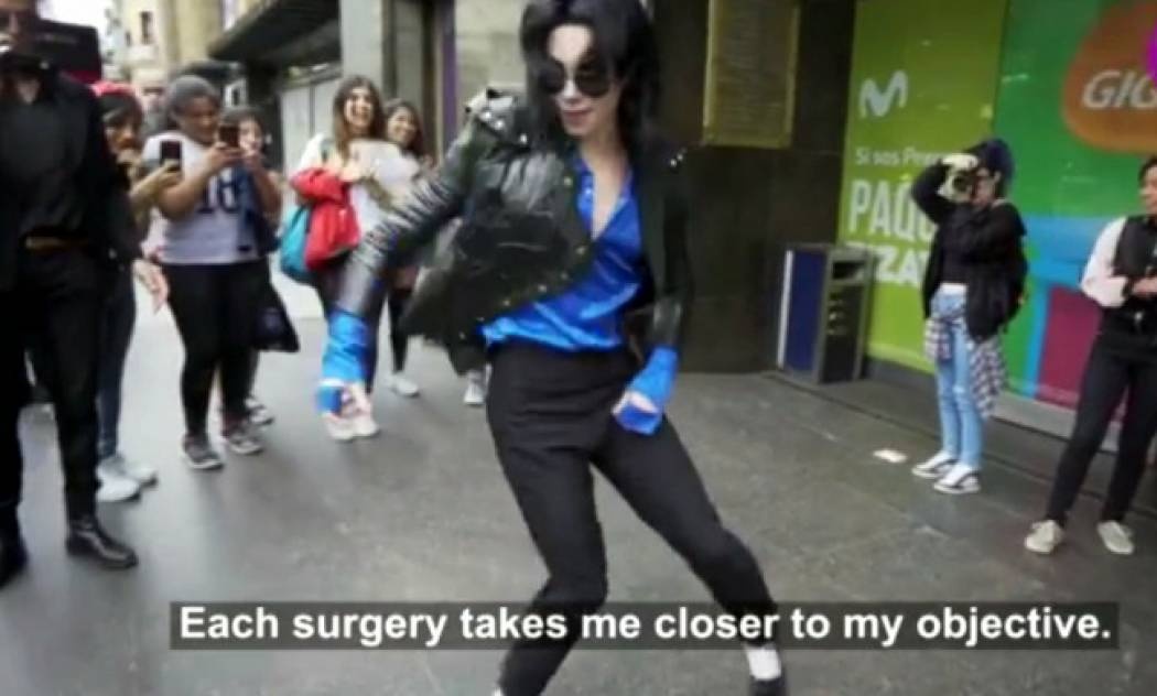 Θέλει να μοιάσει στον Μάικλ Τζάκσον και έχει κάνει ήδη 11 πλαστικές επεμβάσεις!