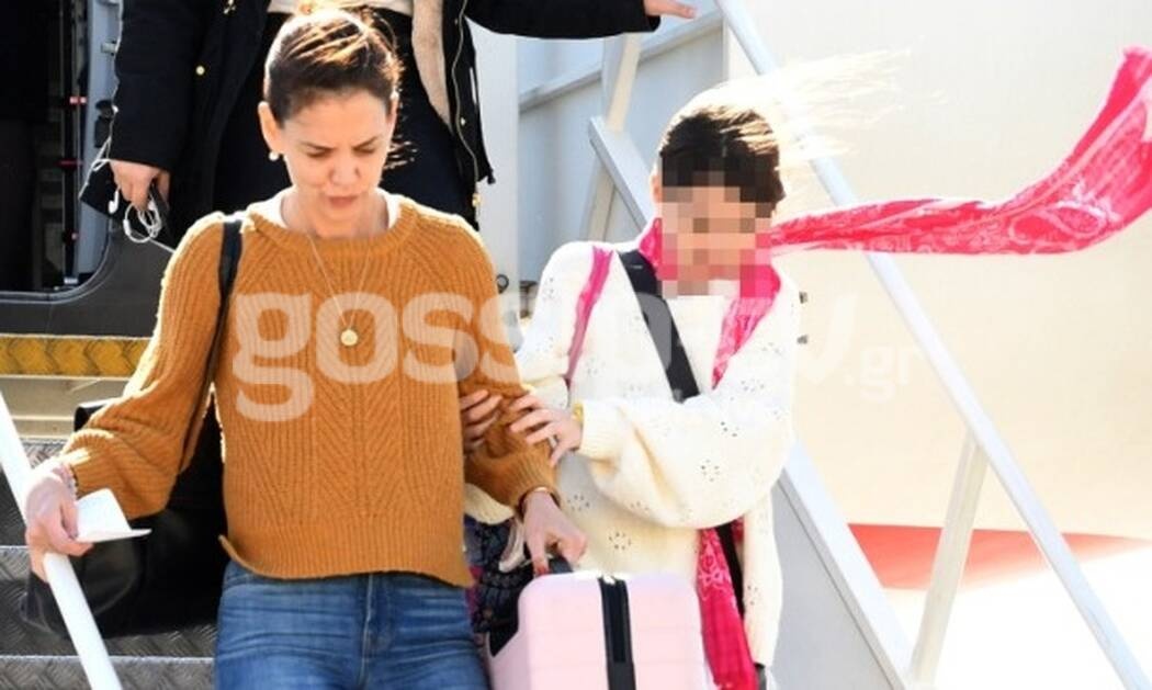 Καρέ – καρέ η άφιξη της Katie Holmes και της κόρης της στην Αθήνα!