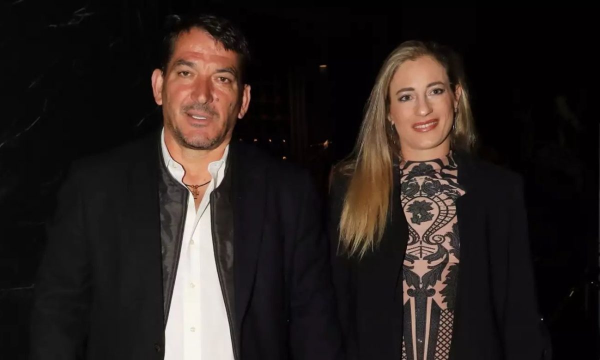 Πύρρος Δήμας Αφροδίτη Σκαφιδά Ποζάρουν μαζί με φόντο το ηλιοβασίλεμα