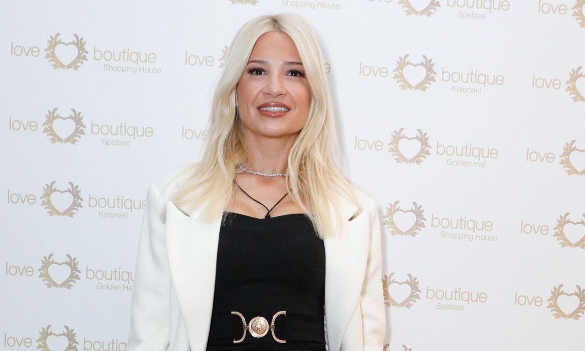 Φαίη Σκορδά: Έτσι συνδύασε άσπρες γόβες με μαύρο καλσόν κι είναι το τέλειο outfit