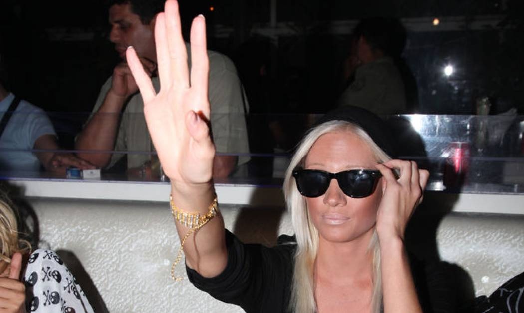 Μαύρα γυαλιά φοράει μέσα στη νύχτα το παίζει φευγάτη!