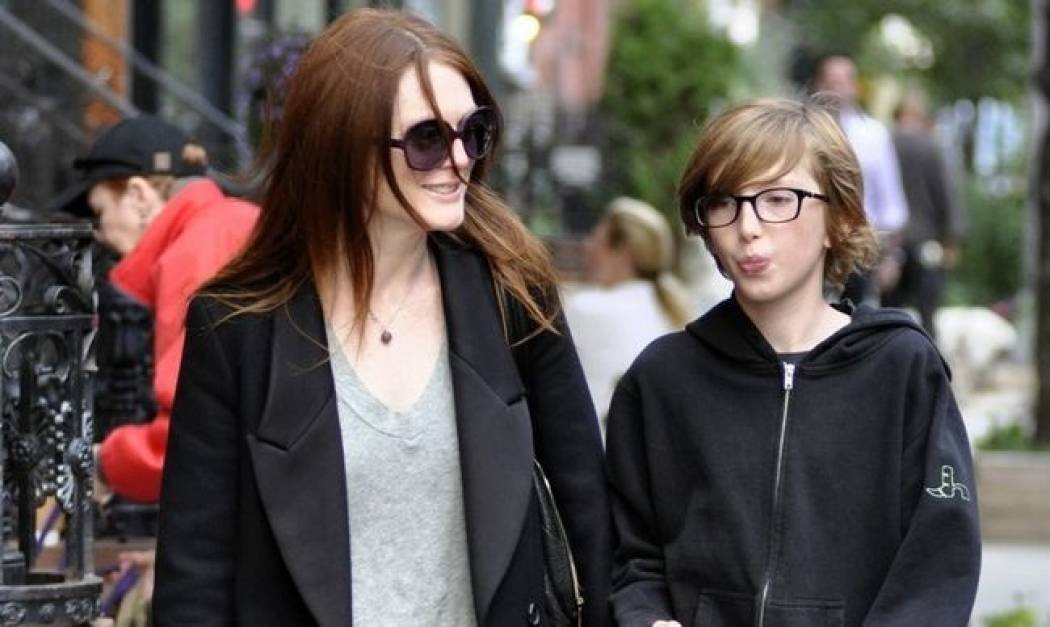 Julian Moore: Βόλτα στο πάρκο με το γιο της