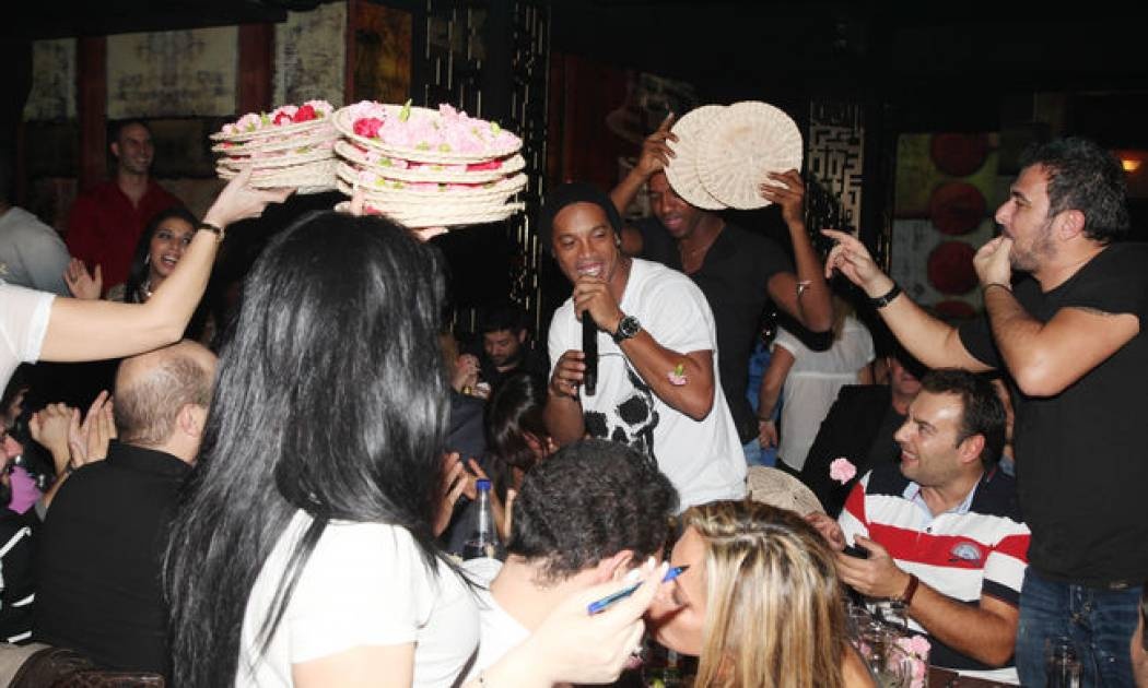 Όταν ο Ronaldihno παίρνει το μικρόφωνο