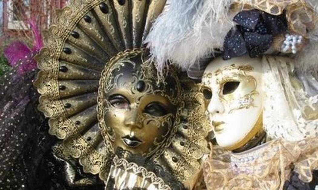 Η 'Αθήνα ντύνεται αποκριάτικα