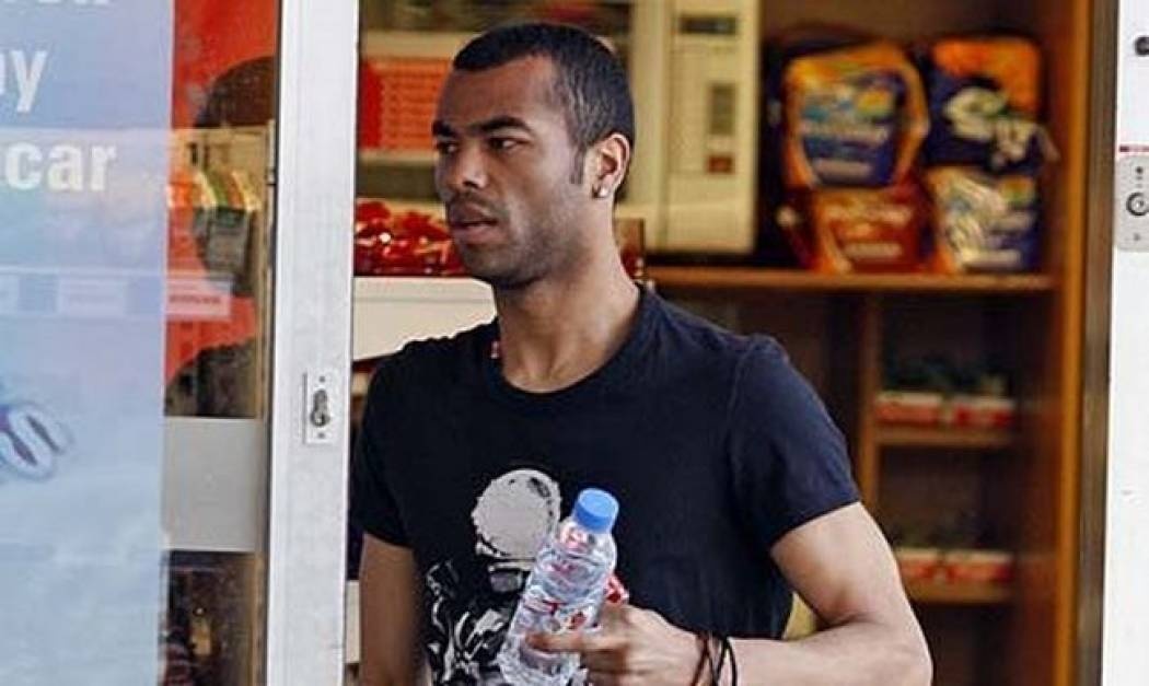 Μοντέλο έλαβε γυμνές φωτογραφίες του Ashley Cole