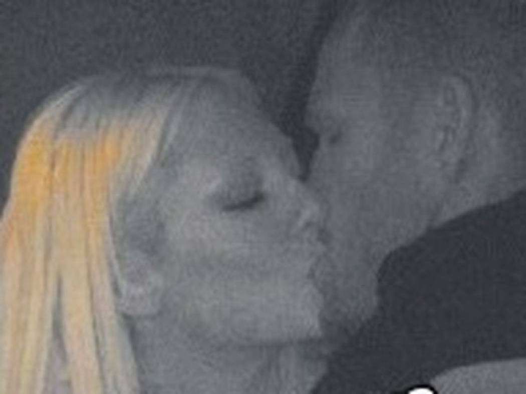 Τα καυτά φιλιά Ian Scott και Τζούλιας Αλεξανδράτου