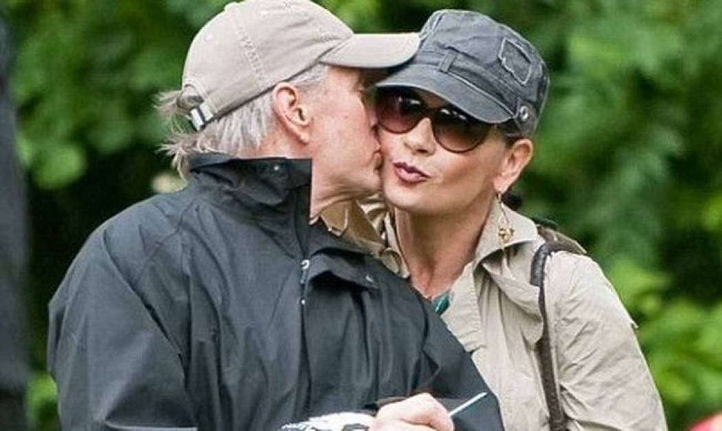 Η Catherine Zeta Jones, στηρίζει τον Michael Douglas