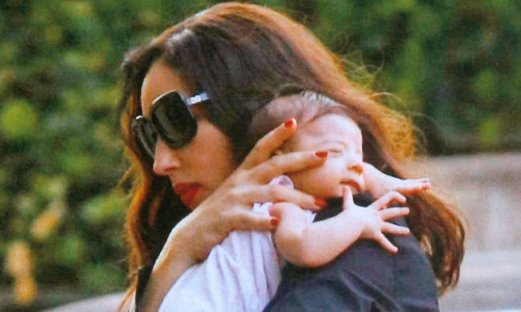 Μόνικα Μπελούτσι: Αγκαλιά με τη νεογέννητη κόρη της