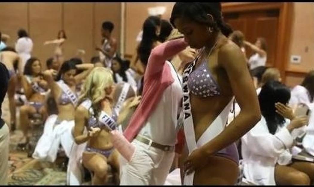 Video: Στα παρασκήνια των “Miss Universe”