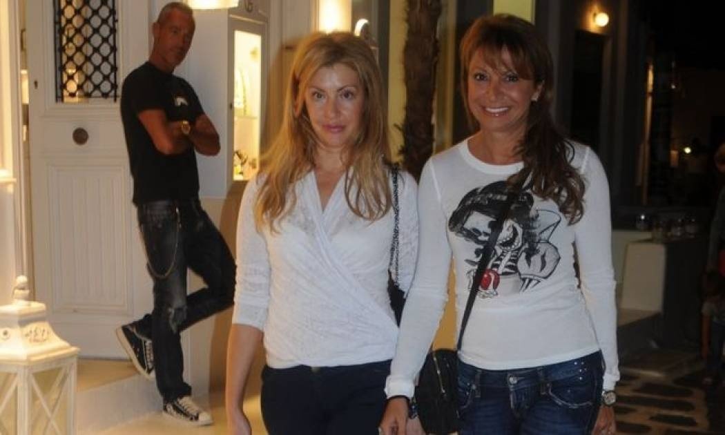 Σοφία Κούστα: Στη Μύκονο με… γυναικοπαρέα