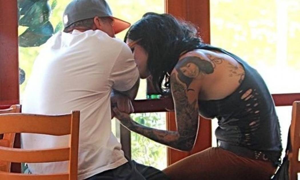 Έγκυος η σύντροφος του James