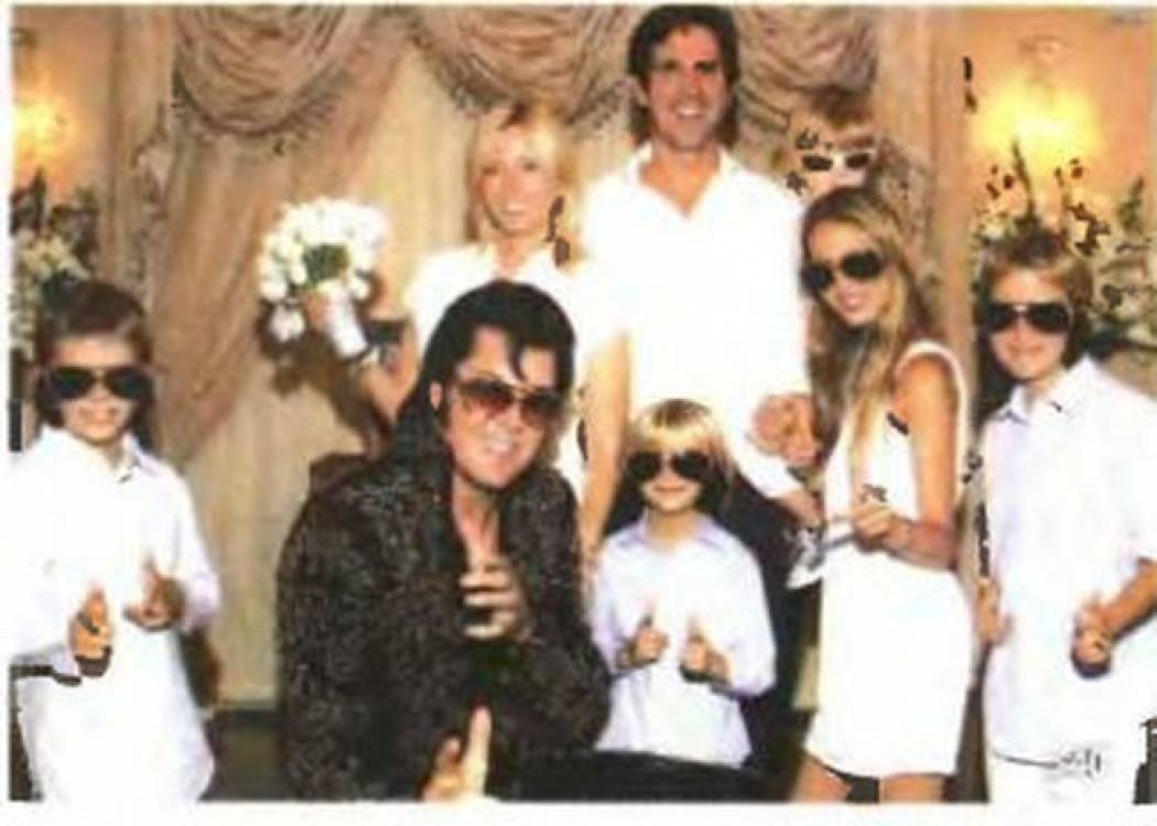 Ο Παύλος και η Μαρί Σαντάλ ποζάρουν με τον βασιλιά Έλβις