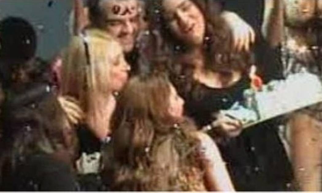 Video: Γενέθλια στην πίστα για την Έλενα Παπαρίζου