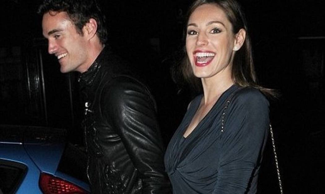 Kelly Brook: Σε μπαρ παρά την εγκυμοσύνη