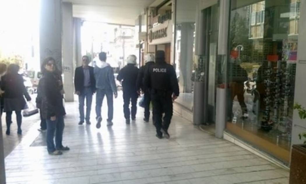 Πλαστά 50ευρα «έσπρωχνε» δαιμόνια ξανθιά