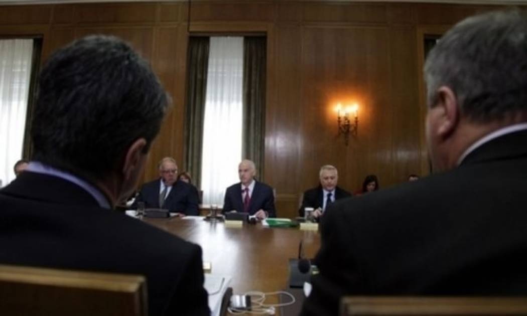 Όμηρος υπουργικών «εχθροπραξιών» και προσωπικών στρατηγικών η κυβέρνηση