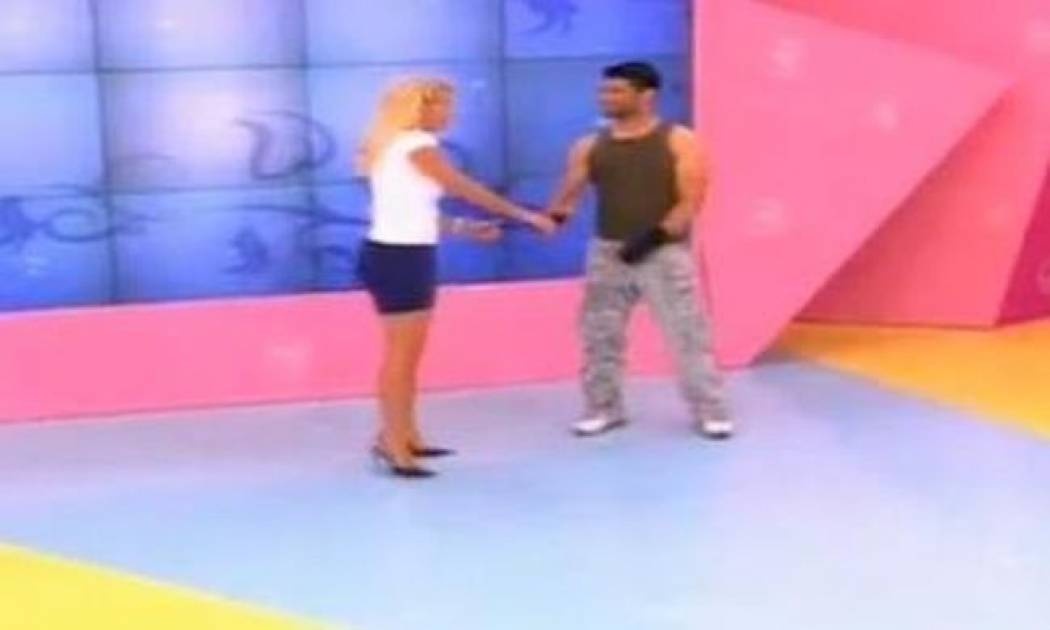 Ελένη Μενεγάκη: «Βλέπω τα μπράτσα σου και φοβάμαι. Δέρνεις;»