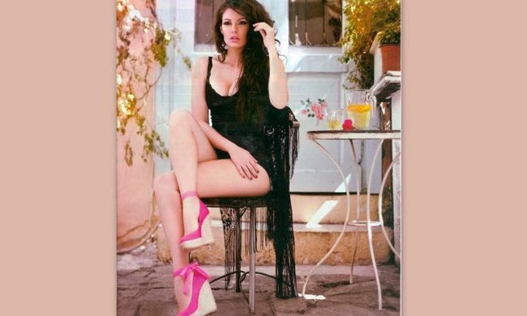 Μαρία Κορινθίου: Ποζάρει με τις δημιουργίες της