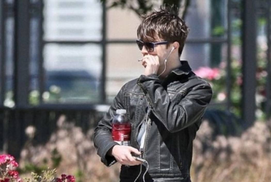 Ο Χάρι Πότερ μεγάλωσε και καπνίζει…