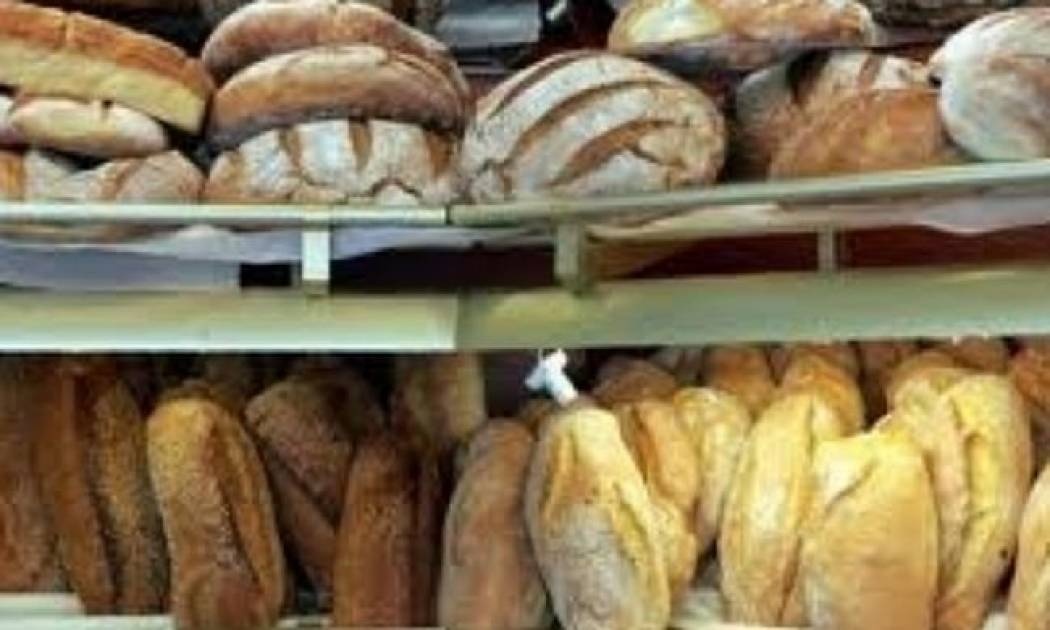 Μυρίστηκαν ψωμί και μπούκαραν με το αυτοκίνητο!