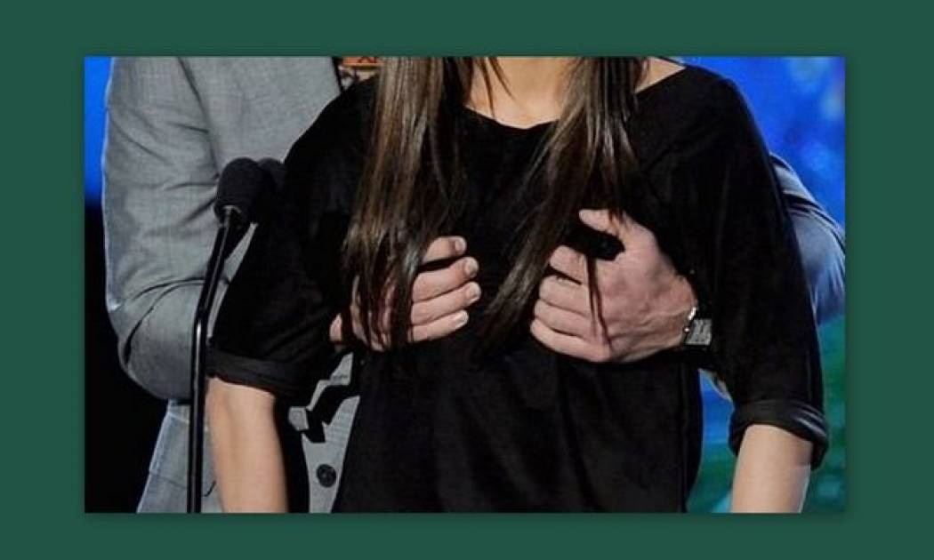 Ποιος τραγουδιστής χούφτωσε ηθοποιό;