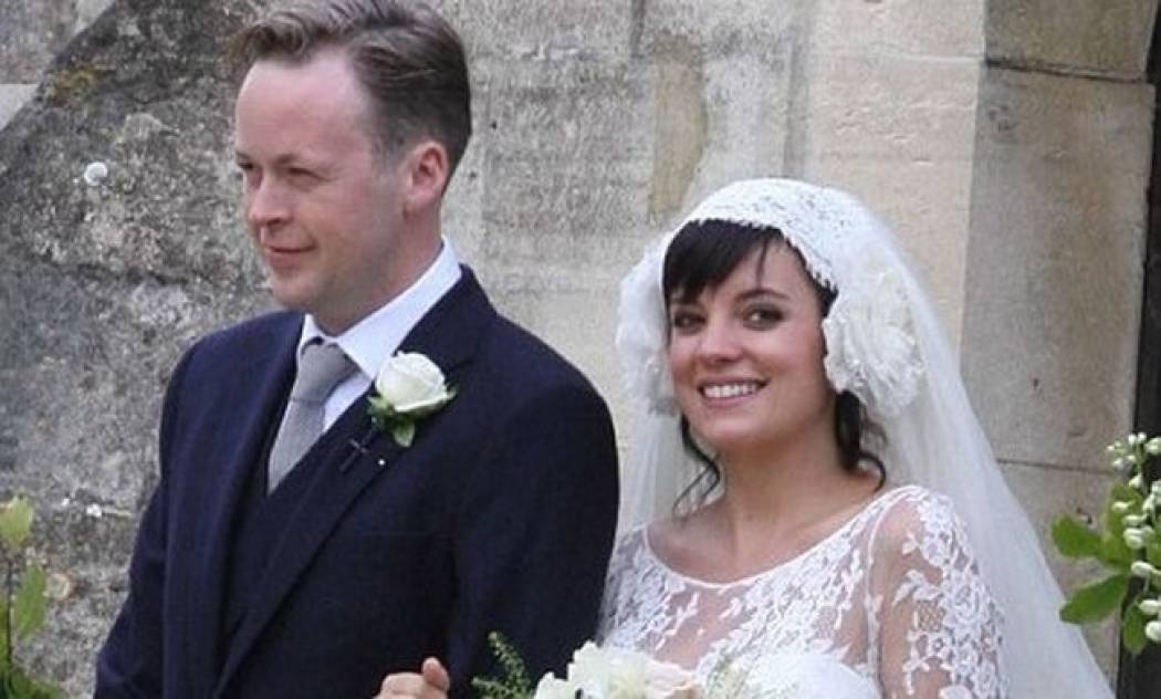 Η Lily Allen παρουσιάζει τη Mrs. Cooper