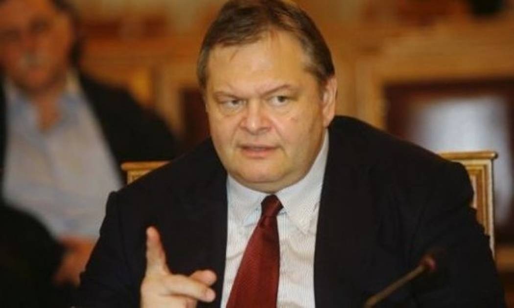 Γιαούρτια και ροδάκινα στο γραφείο του Βενιζέλου