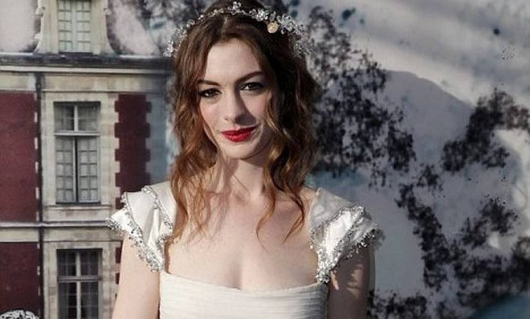Anne Hathaway: Μούσα του Valentino στα λευκά και στα μαύρα