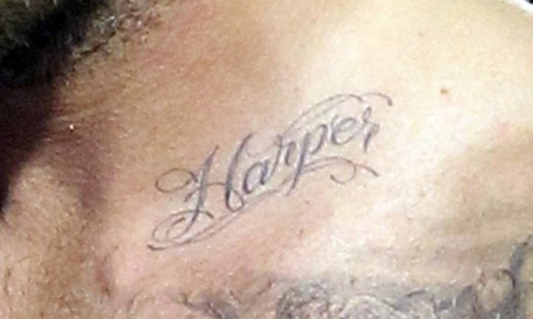 Ποιος έκανε αυτό το τατουάζ κοντά στην καρδιά του;