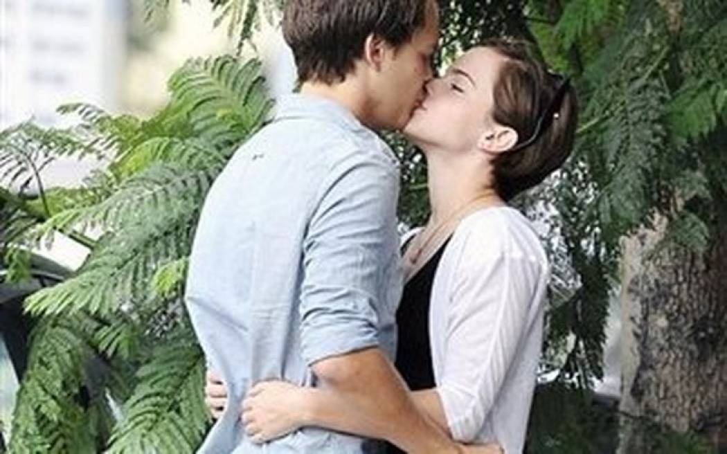 Με ποιον ανταλλάσει παθιάρικα φιλιά η Emma Watson;
