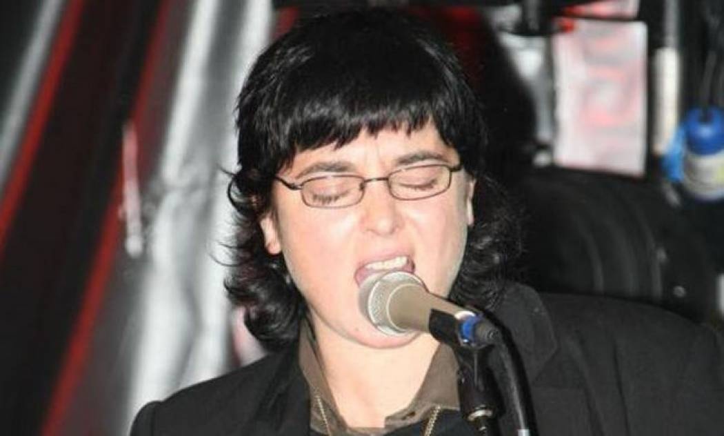 Μήπως αναγνωρίζετε την τραγουδίστρια;