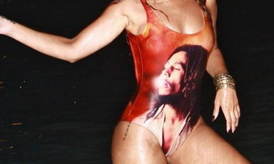 Σε ποια διάσημη τραγουδίστρια ανήκει αυτό το wet look με τον Bob Marley να κολλάει επάνω της;