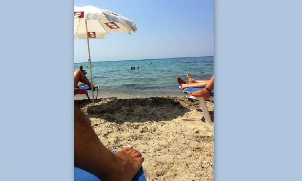 Ποιος γνωστός δημοσιογράφος βρίσκεται στην παραλία;