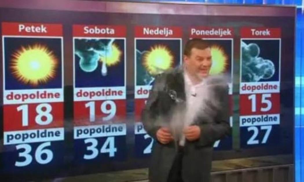 Video: Του έριξαν έναν κουβά νερό την ώρα που έλεγε τον καιρό