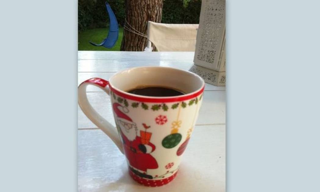 Συμβαίνει τώρα: Παρουσιάστρια πίνει καφέ σε χριστουγεννιάτικη κούπα