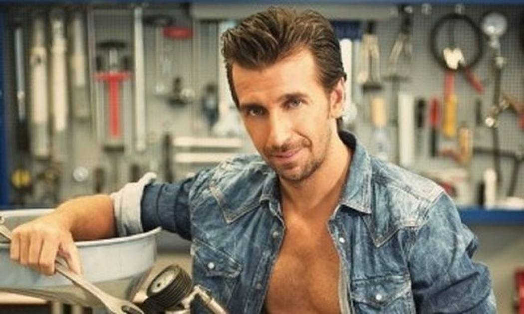 Θάνος Πετρέλης: «Θα φτάσουμε να φλερτάρουμε εμείς οι καλλιτέχνες πάνω από την πίστα τις γυναίκες που έρχονται»