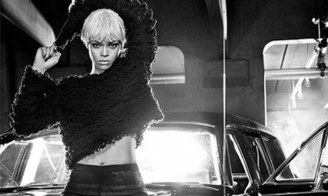 Η… ξανθιά Rihanna διαφημίζει τα Armani Jeans