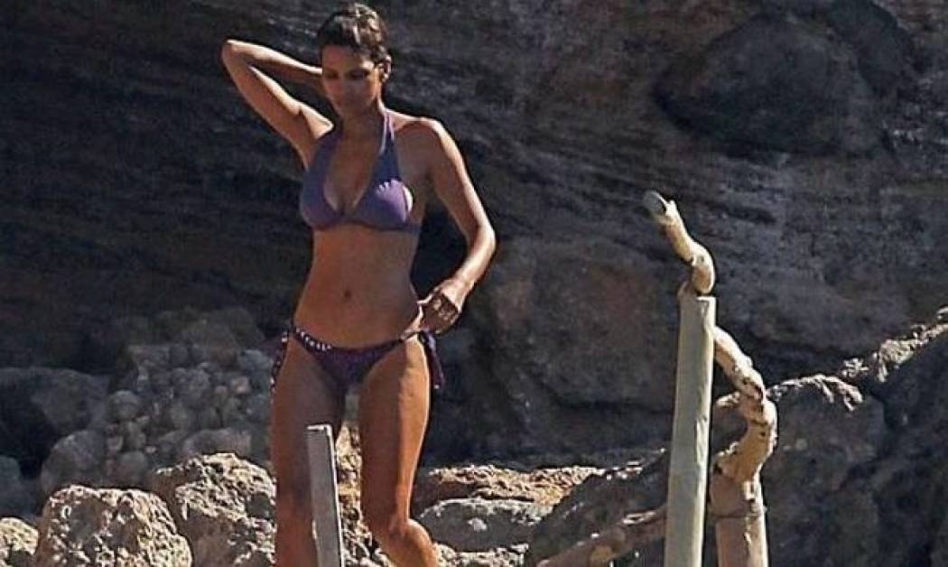 Sexy εμφάνιση της Χάλι Μπέρι στην Μαγιόρκα