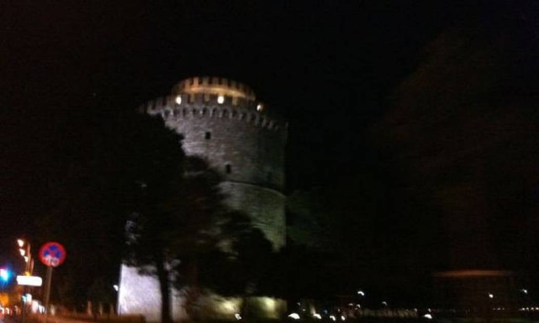 Ποιος τραγουδιστής πέρασε πριν από λίγες ώρες από τον Λευκό Πύργο;