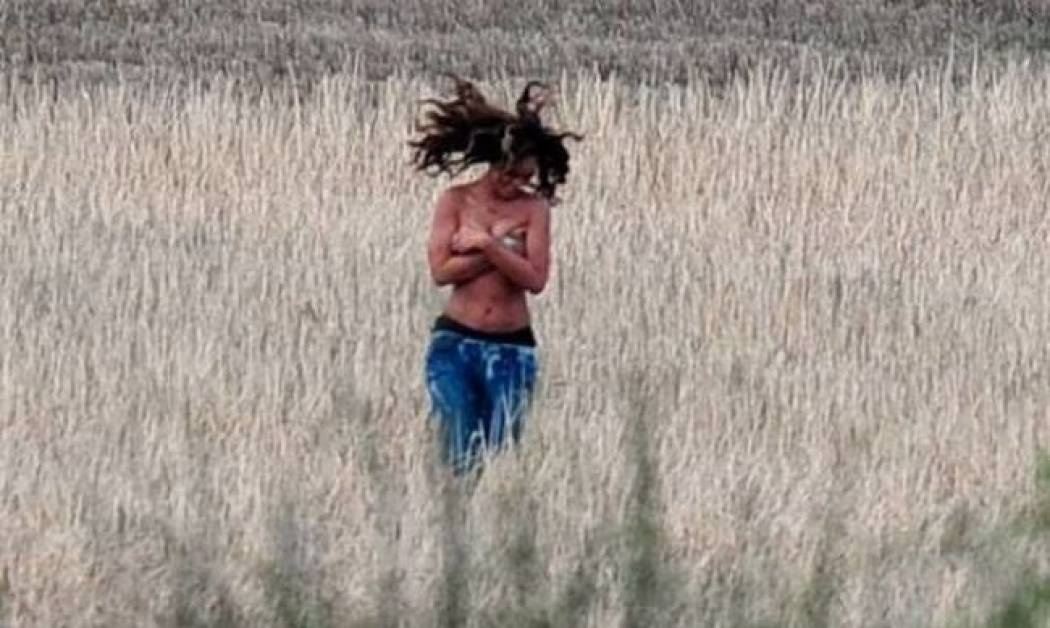 H Rihanna topless στους αγρούς
