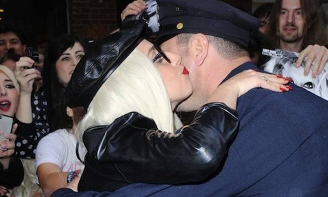 Η Lady Gaga φιλάει το… Νόμο