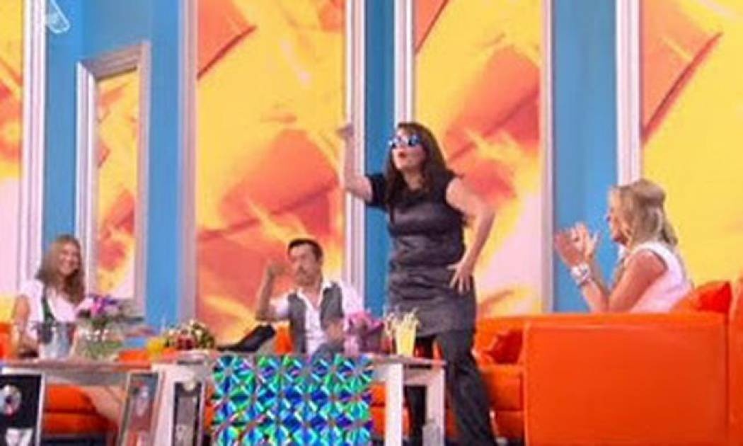Video: Η Κατερίνα Ζαρίφη φόρεσε τα γυαλιά στην Μαίρη Συνατσάκη!