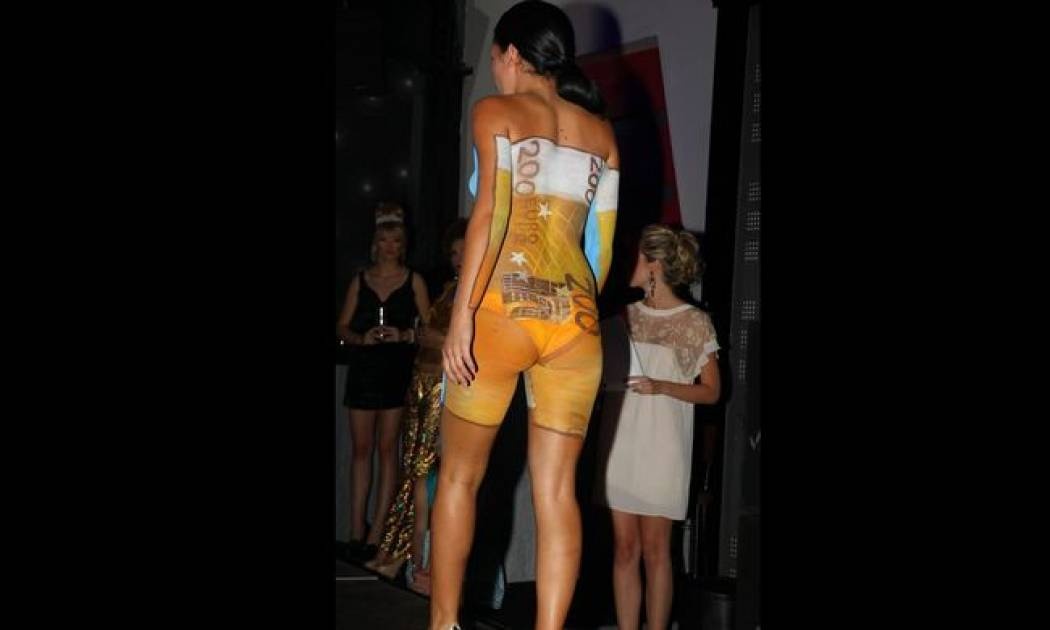 Ένα 200ευρω στο κορμί της…!