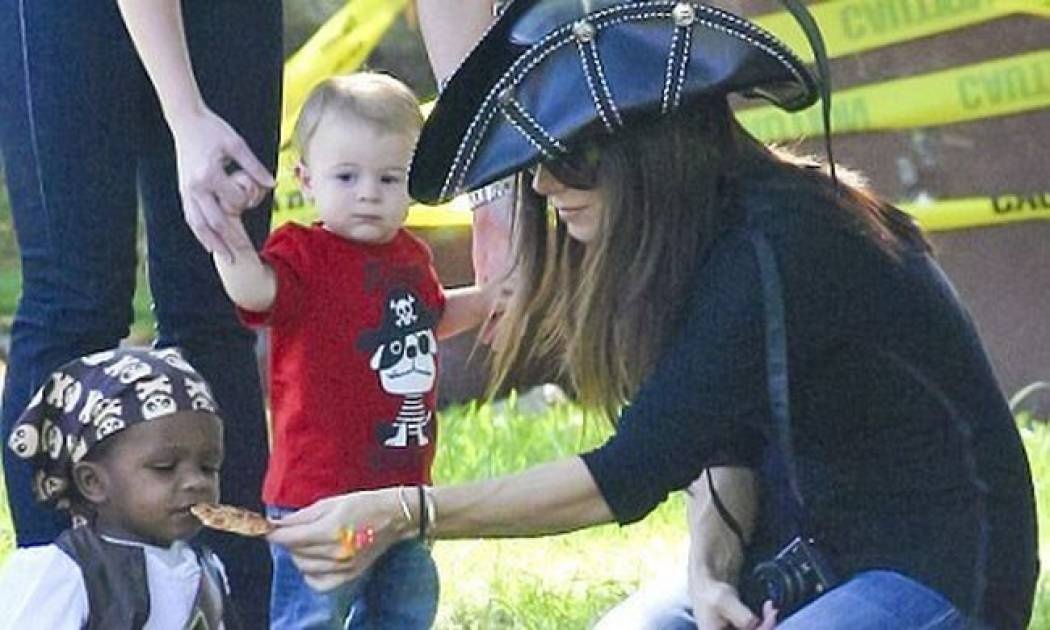 Η Sandra Bullock, ο Louis και το… πειρατικό