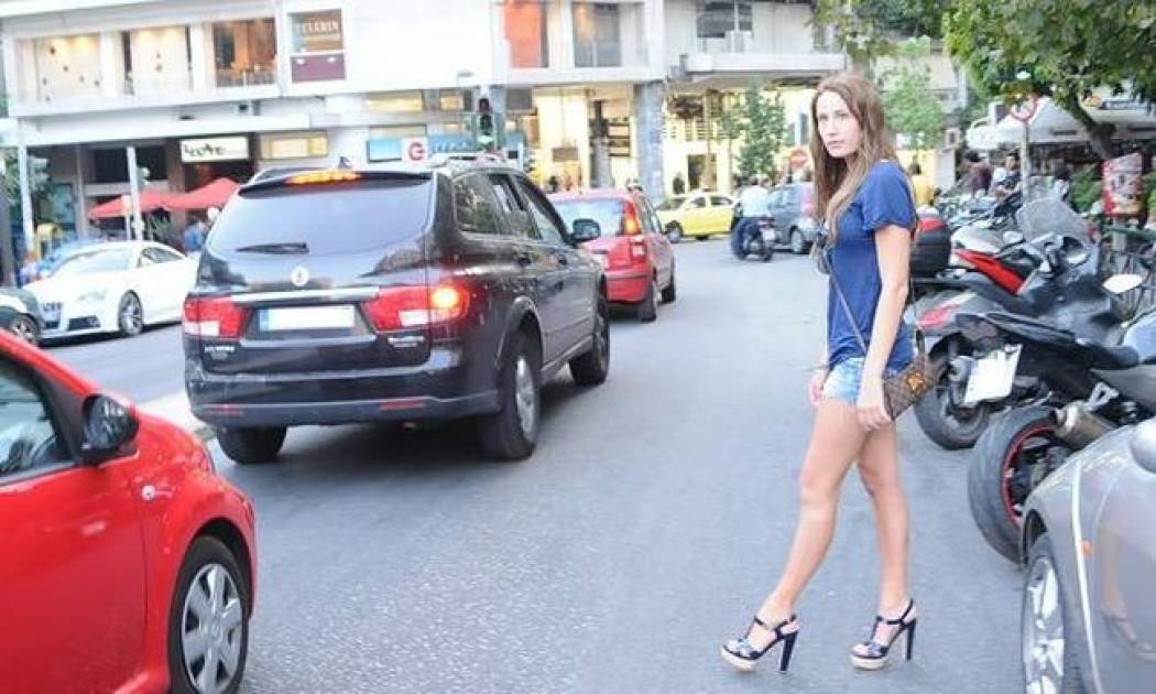 Στέλλα Γιαμπουρά: Κυκλοφορεί και… εντυπωσιάζει