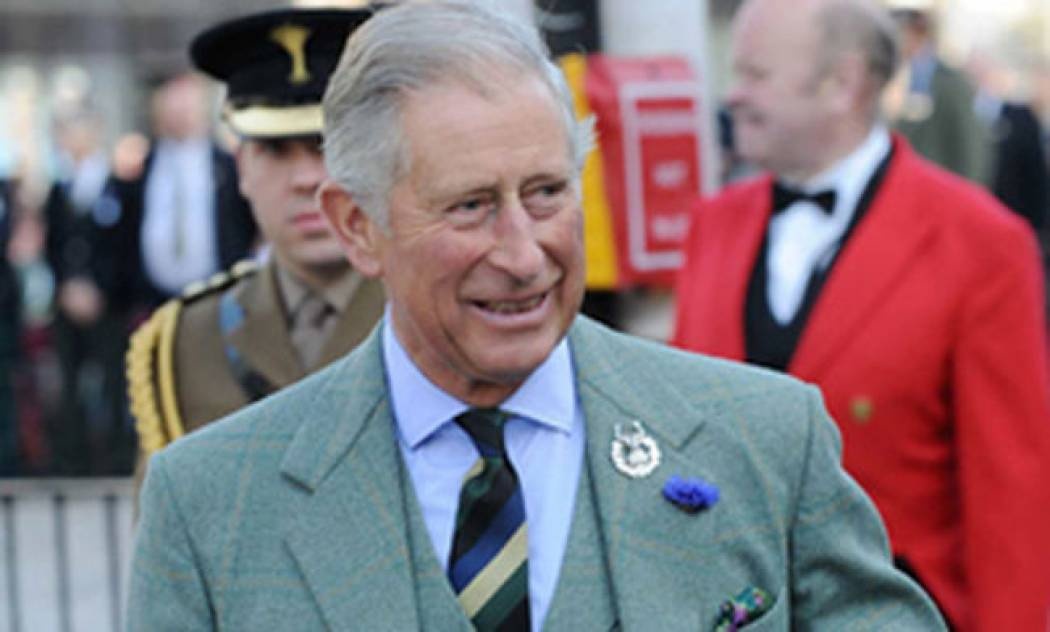 Κάρολος: Του σιδερώνουν ακόμα και τα κορδόνια