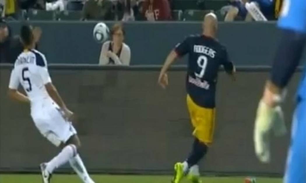 Video: Γλίτωσε παρά τρίχα το… κεφάλι της