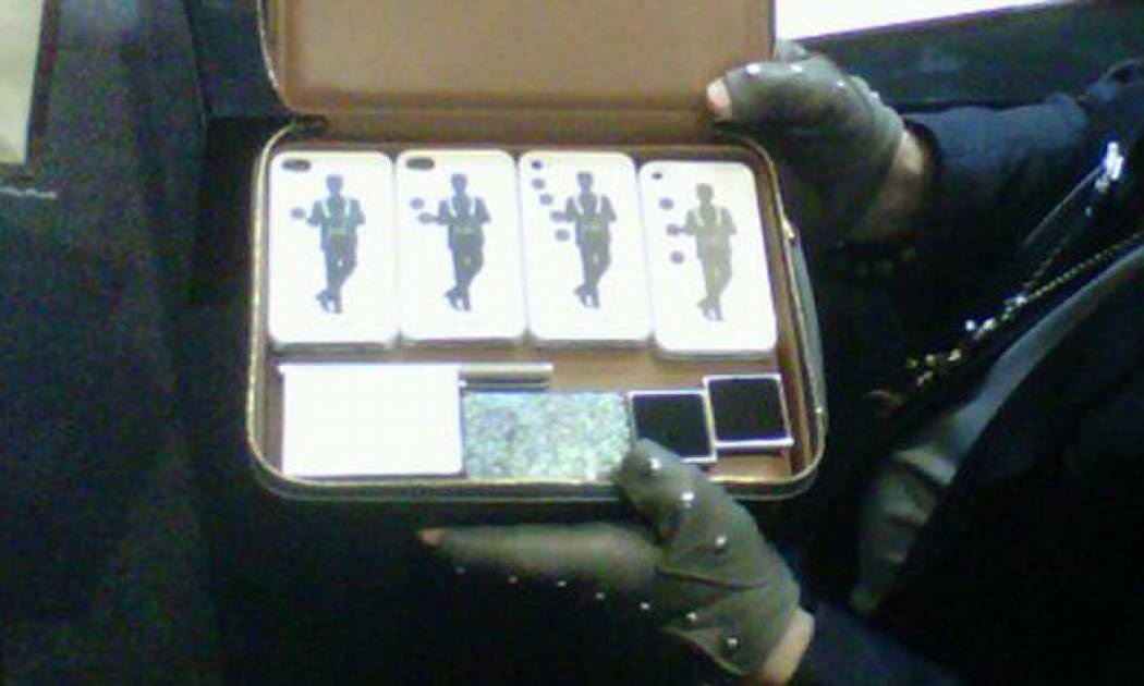 Ποιος γνωστός σχεδιαστής έχει 4 iPhones;